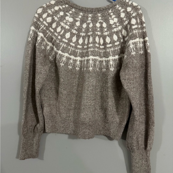 Elegant Gray and White Cardigan - Picture 2 of 4